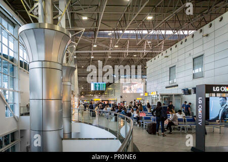 Almaty, Kazakhstan - Septembre 2018 : l'aéroport d'Almaty l'architecture. L'aéroport d'Almaty est le plus grand aéroport international au Kazakhstan. Banque D'Images