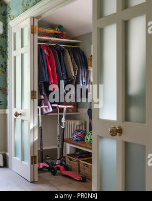 Les manteaux et les jouets dans un vestiaire de Londres Home Banque D'Images