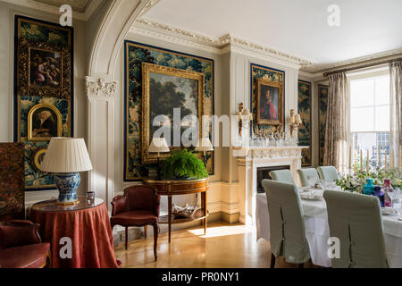 Table à manger carrée avec des peintures à l'huile et table demi-lune xixe siècle, verdure tapestry décoratifs Banque D'Images