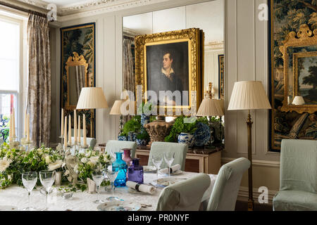 Table de salle à manger carré doré avec pans de peinture à l'huile et la crème des lampes, panneaux de tapisserie verdure du 19e siècle Banque D'Images