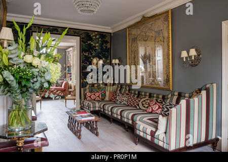 18e siècle 19e siècle français avec tapisserie tapisserie verdure et Panneaux capitonnés banquette avec Andrew Martin stripe Banque D'Images