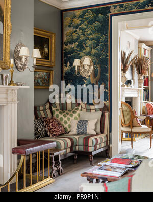 19e siècle tapisserie de verdure et Panneaux capitonnés banquette d'angle avec Andrew Martin stripe Banque D'Images