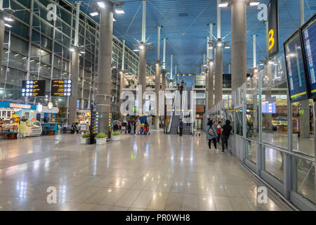 Téhéran, Iran - Téhéran Juin 2018 : l'aéroport international Imam Khomeini architecture. L'aéroport international Imam Khomeiny de Téhéran (IKA), est le principal je Banque D'Images