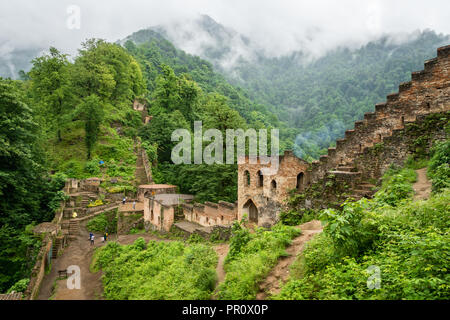 Fuman, IRAN - Juin 2018 : architecture Château Rudkhan en Iran. Château Rudkhan est un château médiéval en pierre et brique, situé à 25 km au sud-ouest de Fuman ci Banque D'Images