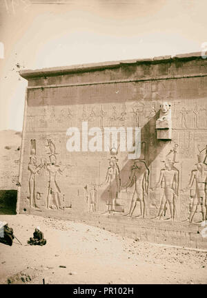 Vues égyptien ; Temple d'Hathor, Dendérah. Sur les sculptures mur extérieur. 1900, l'Égypte, Dandara Banque D'Images