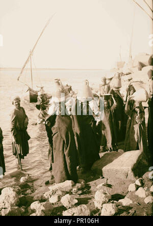 Caractères égyptiens, etc. Les femmes autochtones avec bols portant de l'eau du Nil. 1900, l'Égypte Banque D'Images