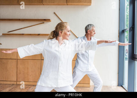 Heureux couple practicing yoga ensemble Banque D'Images