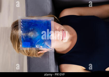 Portrait d'une femme. L'application de glace sur le front de gel Banque D'Images