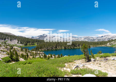 Donnant sur Sallie Keyes lacs le long de la John Muir Trail (à au sud) ; John Muir Wilderness, Sierra National Forest, la Sierra Nevada, C Banque D'Images