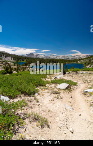 Donnant sur Sallie Keyes lacs le long de la John Muir Trail (à au sud) ; John Muir Wilderness, Sierra National Forest, la Sierra Nevada, C Banque D'Images