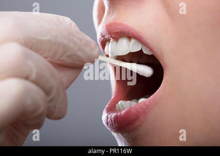 Close-up of a Woman's Hand prenant Texte de salive de sa bouche Banque D'Images