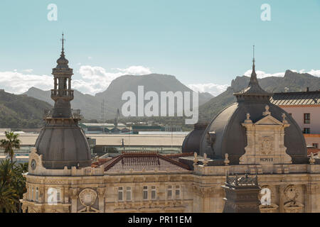 Vue d'une partie de la toiture et les dômes de l'édifice de l'hôtel de ville de Cartagena, Murcia, Espagne Banque D'Images