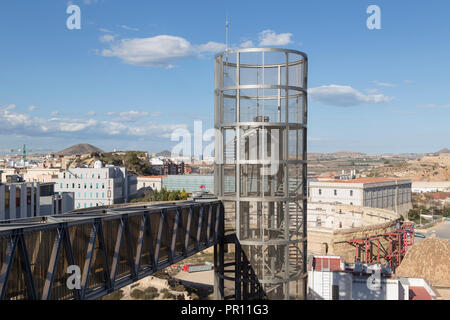 Vue d'une partie de la ville et le pont de l'ascenseur panoramique à Cartagena, Murcia, Espagne Banque D'Images