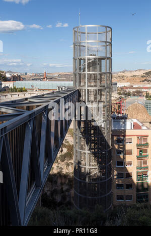 Vue d'une partie de la ville et le pont de l'ascenseur panoramique à Cartagena, Murcia, Espagne Banque D'Images