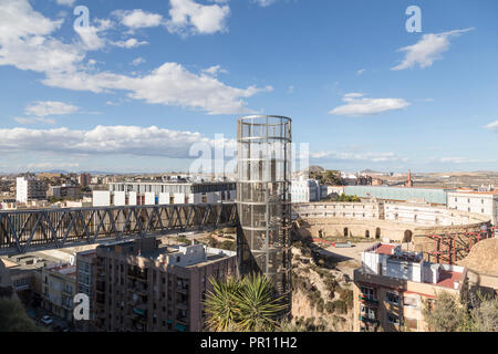 Vue d'une partie de la ville et le pont de l'ascenseur panoramique à Cartagena, Murcia, Espagne Banque D'Images