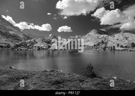 Lac de l'évolution. John Muir Trail/Pacific Crest Trail ; Sequoia Kings Canyon désert, le Parc National Kings Canyon, Sierra Nevada, en Californie, Banque D'Images