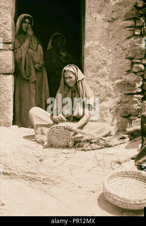 Différents types, etc. Woman making panier de paille. 1900 Banque D'Images