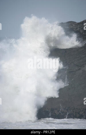 Les ondes de tempête d'engloutir l'Île Porth Newquay Cornwall UK. Banque D'Images