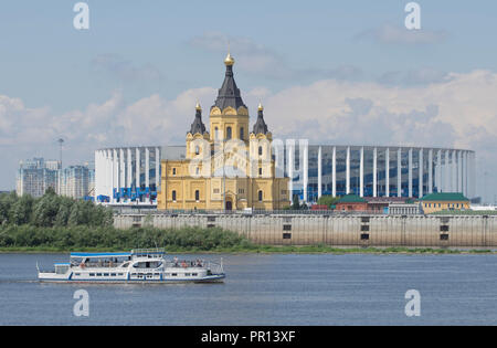 Vue de la cathédrale Alexandre Nevski et du stade de football de la Coupe du Monde 2018 à Nijni Novgorod, à travers la Volga, en Russie, en Europe Banque D'Images