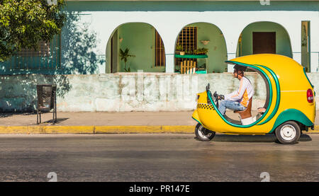 Un petit local appelé un taxi Coco, à Varadero, Cuba, Antilles, Amérique Centrale Banque D'Images