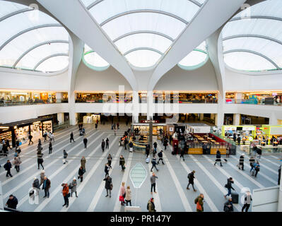 Grand centre commercial intérieur, Birmingham, Angleterre, Royaume-Uni, Europe Banque D'Images