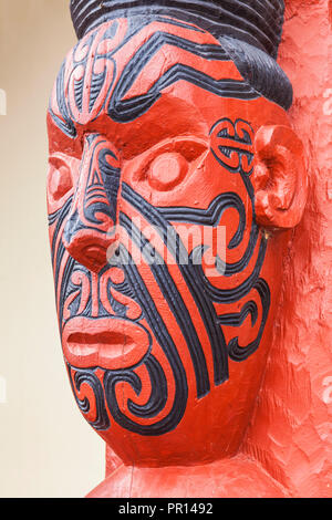 Avec la sculpture Maori tatouages faciaux, Wahiao, village thermal de Whakarewarewa, Rotorua, île du Nord, Nouvelle-Zélande, Pacifique Banque D'Images