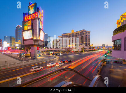 Voir la circulation et les feux de piste sur le Strip, Las Vegas Boulevard, Las Vegas, Nevada, États-Unis d'Amérique, Amérique du Nord Banque D'Images