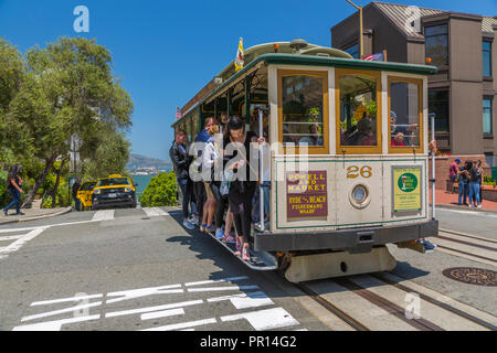 Vue sur Hyde Street Cable Car et Alcatraz en arrière-plan, San Francisco, Californie, États-Unis d'Amérique, Amérique du Nord Banque D'Images