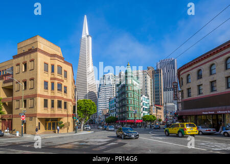 Avis de Transamerica Pyramid building sur Columbus Avenue, centre-ville, San Francisco, Californie, États-Unis d'Amérique, Amérique du Nord Banque D'Images