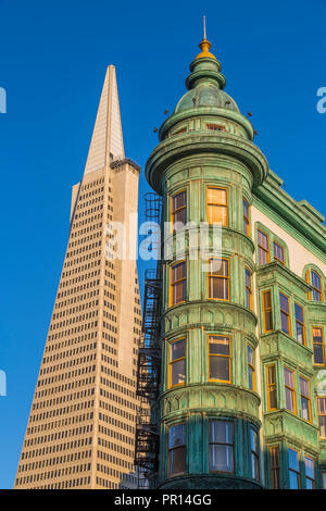 Avis de Transamerica Pyramid building et Columbus Tower sur Columbus Avenue, North Beach, San Francisco, Californie, États-Unis d'Amérique Banque D'Images