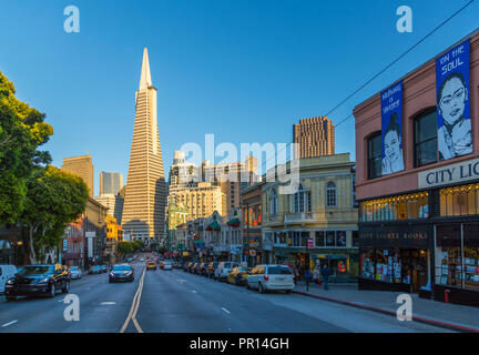 Avis de Transamerica Pyramid building sur Columbus Avenue, North Beach, San Francisco, Californie, États-Unis d'Amérique, Amérique du Nord Banque D'Images