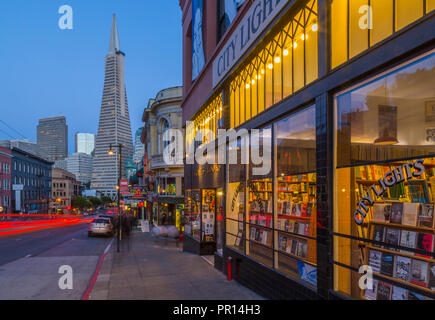 Avis de Transamerica Pyramid building sur Columbus Avenue, North Beach, San Francisco, Californie, États-Unis d'Amérique, Amérique du Nord Banque D'Images