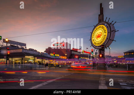 Avis de Fishermans Wharf signer allumé à la tombée de la nuit, San Francisco, Californie, États-Unis d'Amérique, Amérique du Nord Banque D'Images