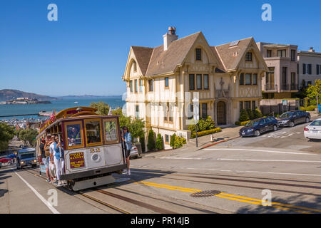 Télécabine sur Hyde Street et Alcatraz visible en arrière-plan, San Francisco, Californie, États-Unis d'Amérique, Amérique du Nord Banque D'Images