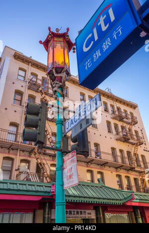 Avis de lampadaire orné dans Chinatown, San Francisco, Californie, États-Unis d'Amérique, Amérique du Nord Banque D'Images