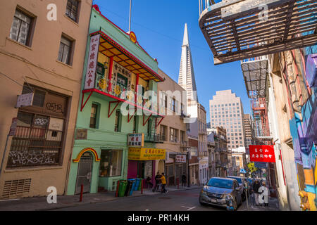 Vue de la Transamerica Pyramid de Chinatown, San Francisco, Californie, États-Unis d'Amérique, Amérique du Nord Banque D'Images