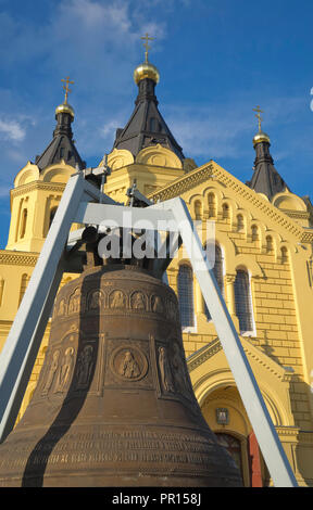 Ancienne cloche géante en face de la cathédrale Alexandre Nevski à Nijni Novgorod sur la Volga, en Russie, en Europe Banque D'Images