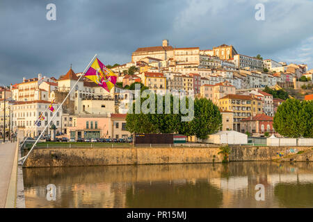 Vue depuis la rivière Mondego à la vieille ville avec l'université en haut de la colline, Coimbra, Portugal, Europe Banque D'Images