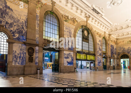 L'intérieur, de la gare ferroviaire de Sao Bento, Porto, Portugal, Europe Banque D'Images
