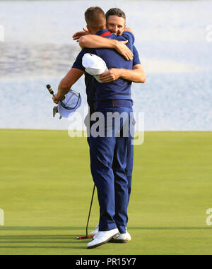 L'équipe de Justin Rose (à droite) et célébrer la victoire sur Henrik Stenson du Team USA Dustin Johnson et Rickie Fowler sur la 16e au cours de la journée sur un match quatuors de la Ryder Cup au Golf National, Saint-Quentin-en-Yvelines, Paris. Banque D'Images