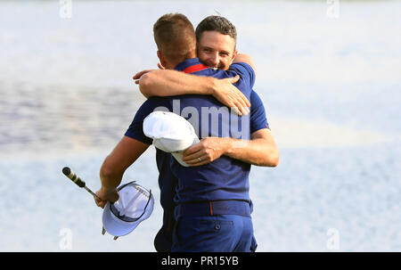 L'équipe de Justin Rose (à droite) et célébrer la victoire sur Henrik Stenson du Team USA Dustin Johnson et Rickie Fowler sur la 16e au cours de la journée sur un match quatuors de la Ryder Cup au Golf National, Saint-Quentin-en-Yvelines, Paris. Banque D'Images