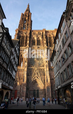 Avant de l'ouest, la cathédrale de Strasbourg, Site du patrimoine mondial de l'UNESCO, Strasbourg, Alsace, France, Europe Banque D'Images