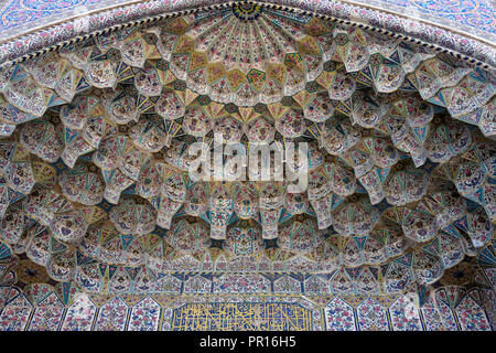 Façade d'arcade d'entrée à la mosquée Vakil, à l'ouest du bazar Vakil, Shiraz, Iran, Moyen-Orient Banque D'Images