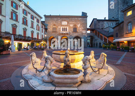 Contarini fontaine dans la Piazza Vecchia, Bergame, Lombardie, Italie, Europe Banque D'Images