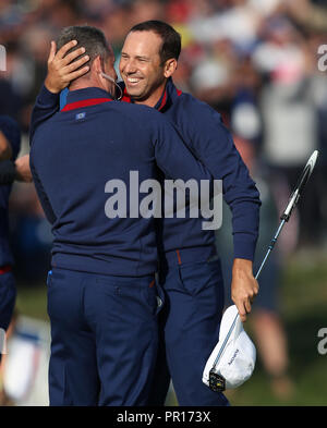 L'équipe de Sergio Garcia célèbre après avoir remporté sa série au cours de la correspondance quatuors lors de la première journée de la Ryder Cup au Golf National, Saint-Quentin-en-Yvelines, Paris. Banque D'Images