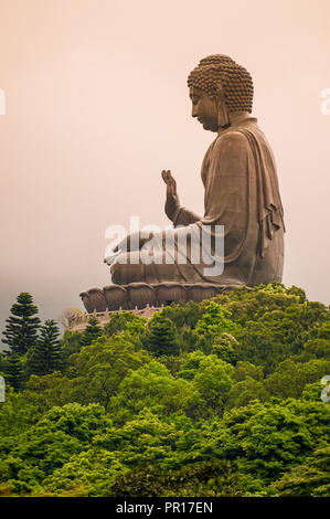 Tian Tan (Autel du Ciel), le Grand Bouddha et le monastère Po Lin, Lantau Island, Hong Kong, Chine, Asie Banque D'Images