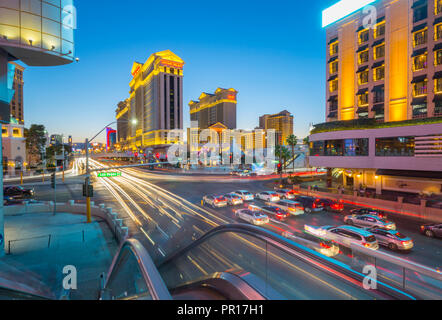 Voir la circulation et les feux de piste sur le Strip au crépuscule, Las Vegas Boulevard, Las Vegas, Nevada, États-Unis d'Amérique, Amérique du Nord Banque D'Images