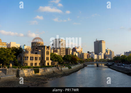 Dôme de la bombe atomique (Dôme de Genbaku), site du patrimoine mondial de l'UNESCO, et de la rivière Motoyasu à Hiroshima, Japon, Asie Banque D'Images