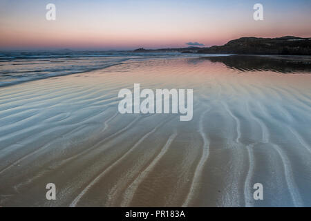 Rock Black Sands Beach au lever du soleil, près de Porthmadog, Gwynedd, au nord du Pays de Galles, Pays de Galles, Royaume-Uni, Europe Banque D'Images