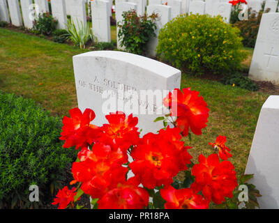 Pierre tombale CWGC montrant l'épitaphe de Kipling 'un soldat de la Grande Guerre à Dieu" Banque D'Images